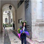 Laureata in lettere e Laureanda in filologia moderna impartisce lezioni di materie umanistiche a bambini delle elementari e ragazzi di medie e liceo